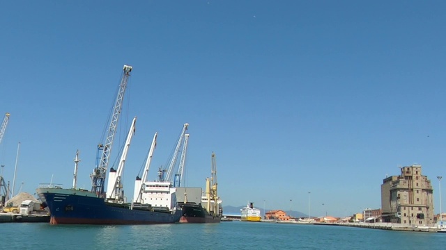 在港口装货的货船视频素材