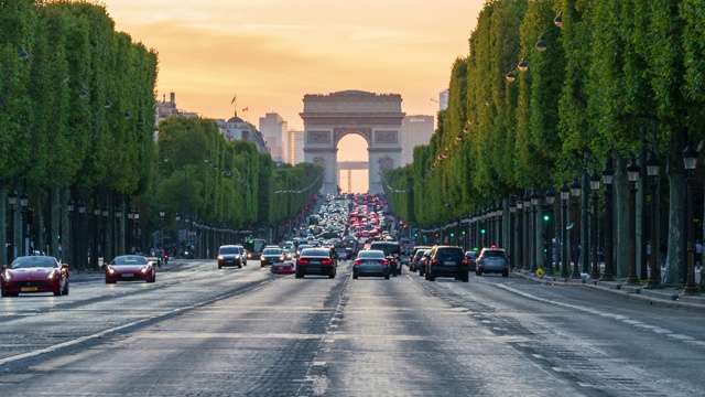凯旋门和巴黎香榭丽舍大道的交通- 4k时间间隔视频素材