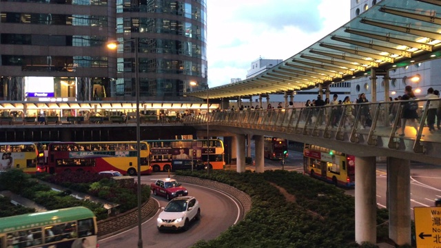 香港城市景观-在傍晚位于中环的行人天桥视频下载