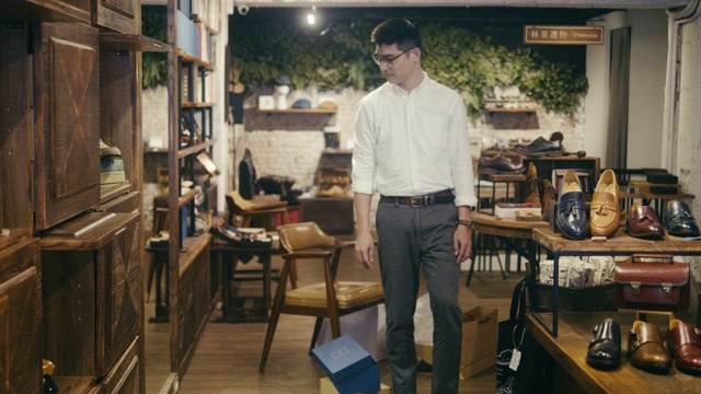 亚洲男性顾客在男装鞋店试穿鞋子视频素材