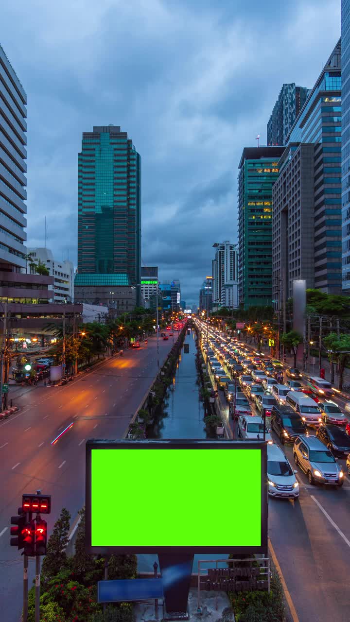 4K时间推移:广告牌绿色屏幕与城市夜间交通灯背景。泰国曼谷。垂直视频视频素材