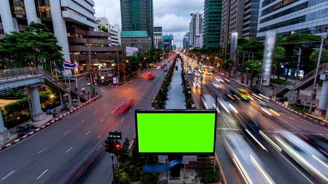4K时间推移:广告牌绿色屏幕与城市夜间交通灯背景。视频素材