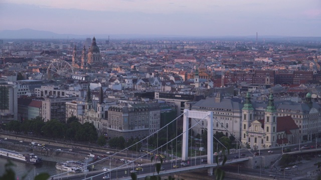 全景高视角:从Gellért山的灰尘布达佩斯的城市景观视频下载