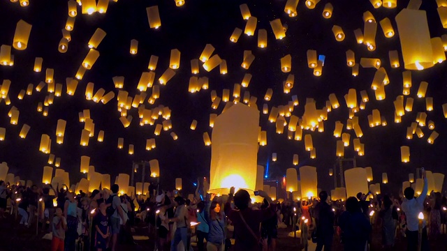 在泰国清迈的怡鹏节，水灯节上漂浮的灯笼视频素材