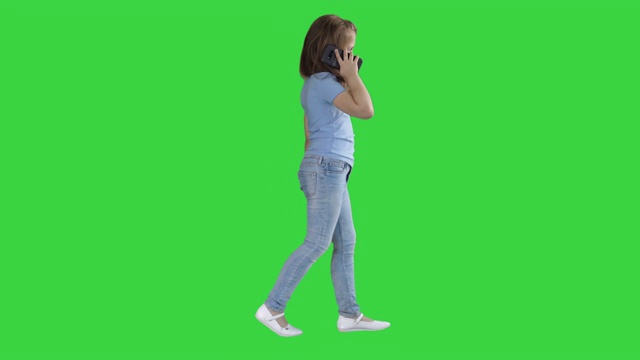 小女孩会打电话，会在绿屏上走路，色度键视频素材