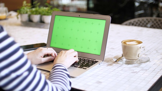 用绿色屏幕的笔记本电脑的女人视频素材