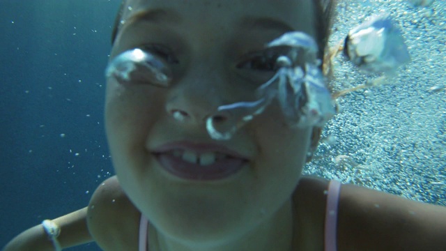 可爱的女孩潜入游泳池视频素材