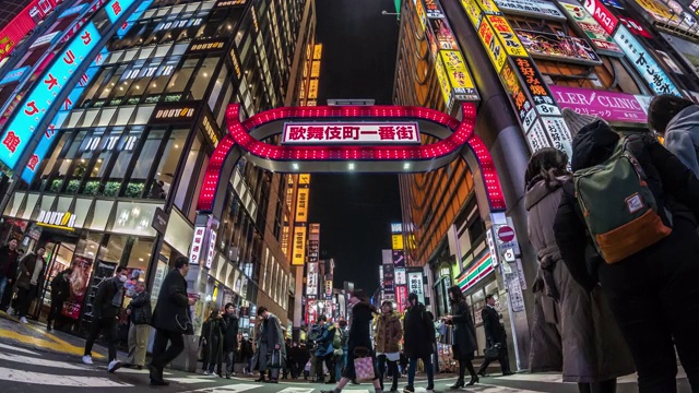 4K日本东京新宿，歌舞伎町夜晚的一段时间，人群不明，行人行走在马路上，车水马龙。日本霓虹街文化与购物概念视频购买