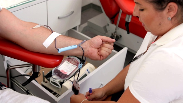 护士取血样进行分析。好事。为身体献血的好处。接受输血者的手。献血者在医疗诊所献血的特写视频下载