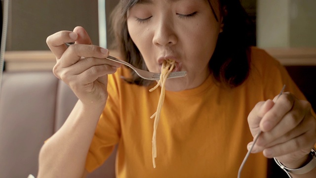 女人吃意大利面，慢动作视频素材