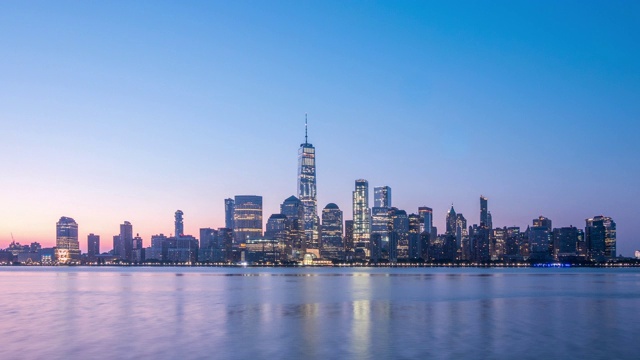 现代城市的城市景观与日落在纽约，时间流逝视频下载