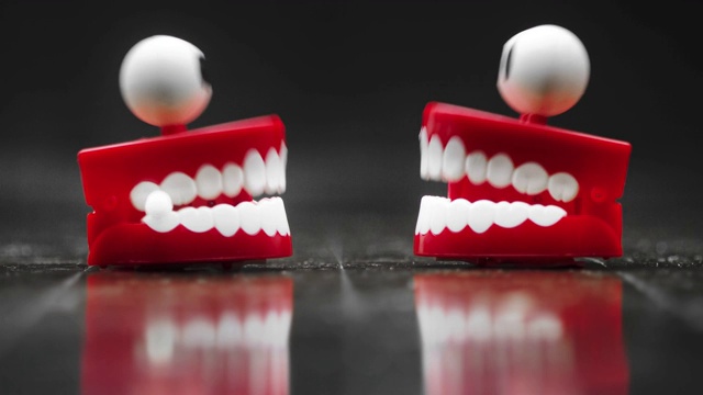 两个聊天的牙齿视频素材