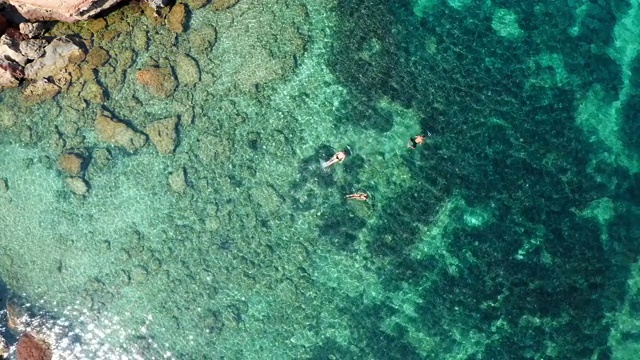 一个人在风景优美的巴利阿里群岛周围游泳的鸟瞰图。伊比沙岛视频下载
