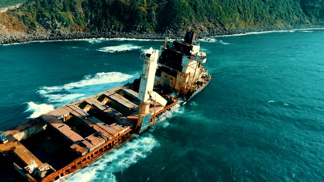 无人机拍摄下沉的船，搁浅的船，老生锈的船，烧焦的船，废弃的船，海难视频下载