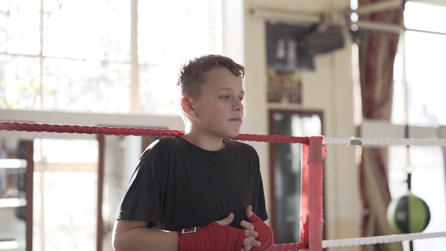 一个年轻的男性拳击手的肖像视频素材
