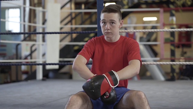 一位年轻的男性拳击手戴着拳击手套视频素材