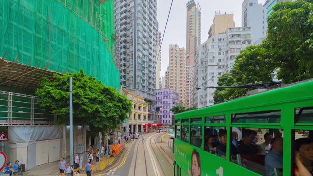 有轨电车或公共汽车视图的时间流逝。中心区街道上的人群。供游客在城市旅游或度假时使用的交通工具。中国香港市中心的快速速度视频素材