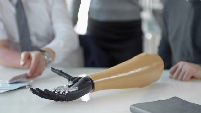 智能手机控制的仿生手移动手指在办公桌上视频素材