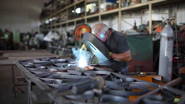 是工厂焊接钢筋的专业焊工视频素材