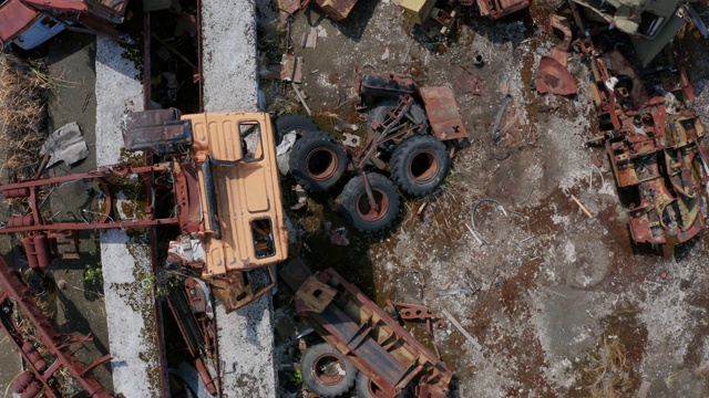 无人机飞过切尔诺贝利生锈的废铁堆视频下载
