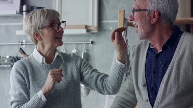 一位老妇人正在喂她丈夫一块姜饼视频下载