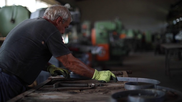 在工厂使用锤子折弯金属的人员视频素材