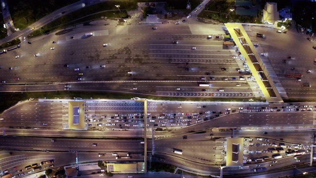 4k分辨率鸟瞰高速公路收费站交通运输视频下载