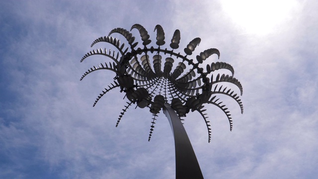 蒙特利尔，QC /加拿大- 2018年6月10日:Anthony Howe设计的闪亮金属动力雕塑，位于康科迪亚大学前的市中心视频下载