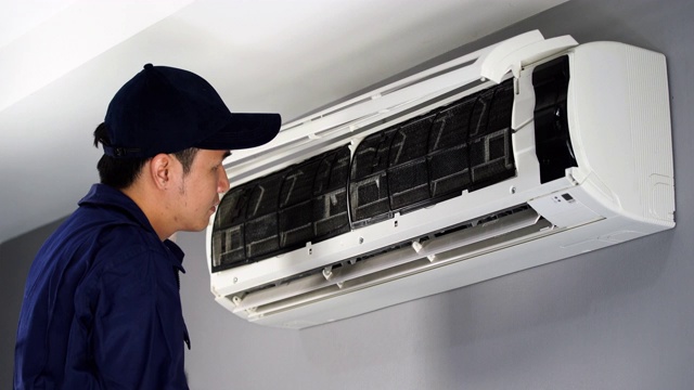 技术员服务检查和维修室内空调视频素材