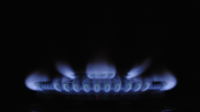 煤气打开，黑暗中出现蓝色火焰的燃烧器视频素材