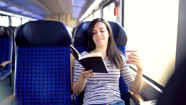在火车上看书视频素材