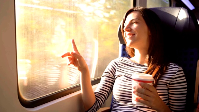 乘火车时从窗户往外看视频素材
