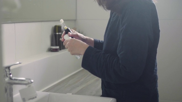 女人用手挤牙膏视频下载