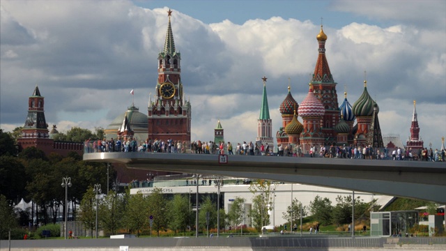 俄罗斯莫斯科:克里姆林宫塔和圣巴西尔大教堂。视频素材