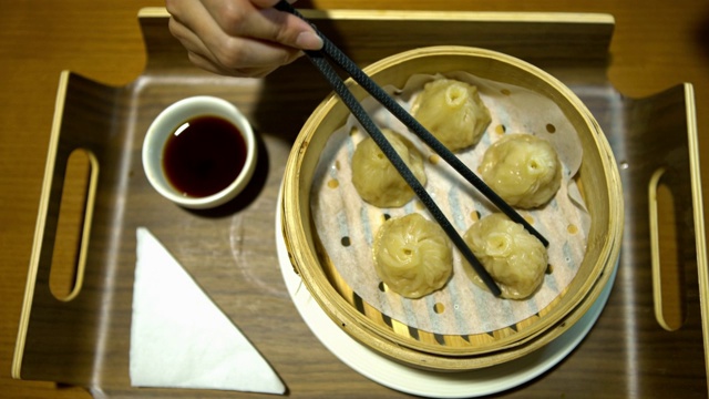 4K餐厅吃饺子用筷子。传统的中国食物视频素材