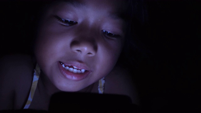 亚洲小女孩在床上用药片视频素材