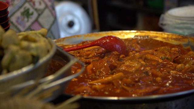 4K广受欢迎的韩国食物鸡肉酱。韩国釜山gare -tteok年糕视频素材