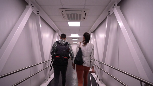 一对情侣在机场散步视频下载