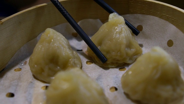 餐馆里用筷子吃饺子的慢动作。中国食品视频素材