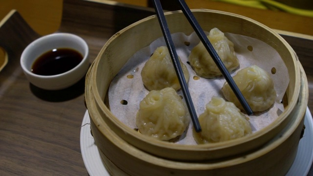 餐馆里用筷子吃饺子的慢动作。中国食品视频素材
