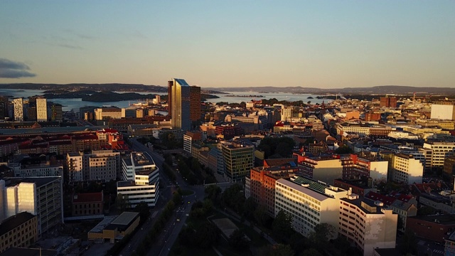 从上面俯瞰挪威奥斯陆的街道、交通和建筑视频素材