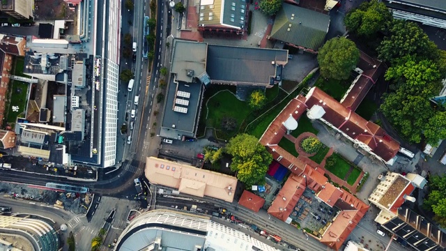 从上面俯瞰挪威的街道、交通和建筑视频素材
