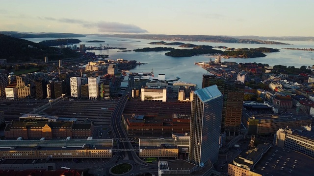 从上面俯瞰挪威奥斯陆的街道、交通、火车和建筑视频素材