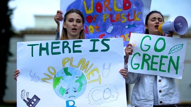 志愿者们喊着绿色口号，反对砍伐森林，反对空气污染视频素材