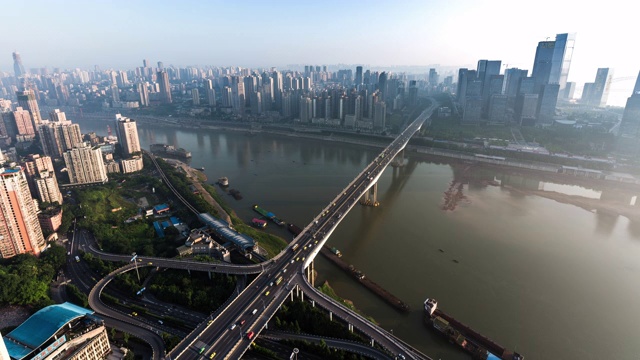 早高峰时段城市天桥交通鸟瞰图/重庆，中国视频下载