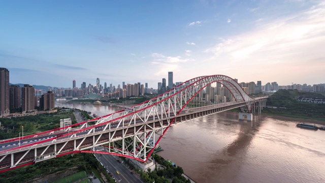 城市背景下的钢桥结构/中国重庆视频下载