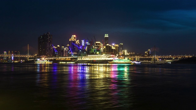 繁忙的城市海港与建筑工地黄昏到夜晚的过渡/重庆视频下载