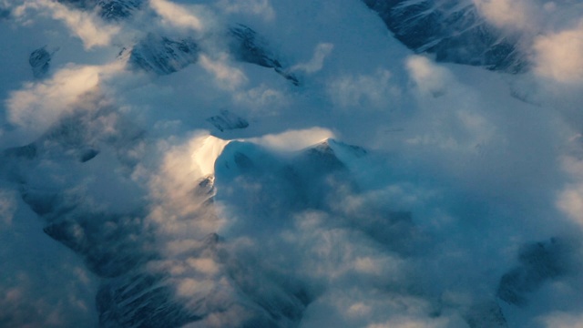 皑皑白雪覆盖的加拿大落基山脉视频素材
