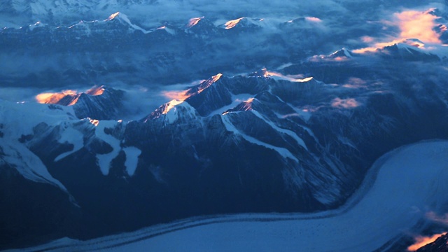 俯瞰冰雪覆盖的加拿大落基山脉视频素材