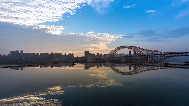 T/L WS LA市中心城市钢桥水反射/重庆，中国视频下载